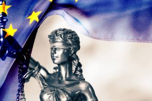 Kreditverträge widerrufen; Figur der Gerechtigkeit und Flagge der Europäischen Union