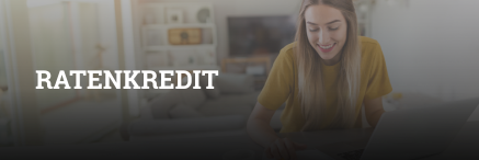 Lächelnde Frau sitzt am Tisch vor Laptop und Kaffe und scrollt auf dem Handy