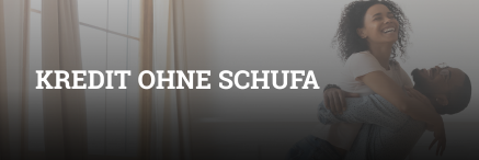 Ein Mann hebt eine Frau lachend hoch