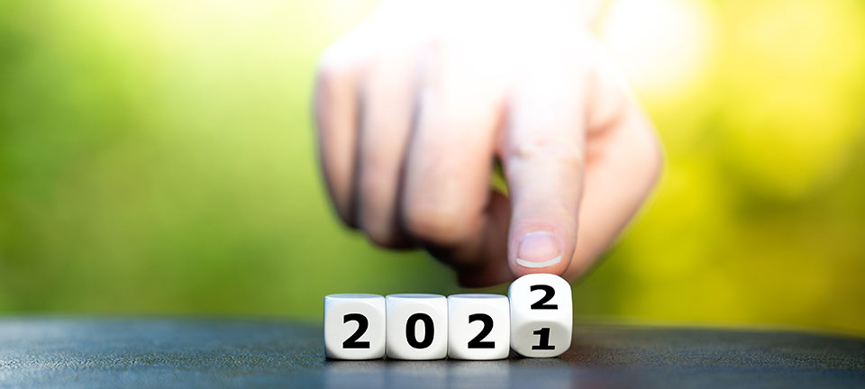 Änderungen in 2022: 4würfel zeigen das Jahr 2022 an, Zeigefinger kippt den letzten Würfel gerade von der 1 auf die 2