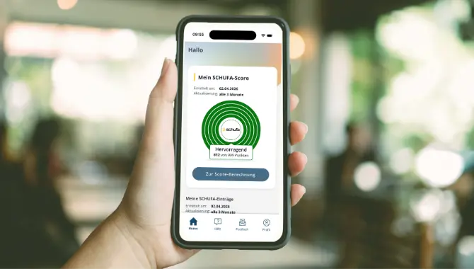 Person zeigt Handy, zu sehen ist darauf die Schufa App mit dem neuen Schufa Score