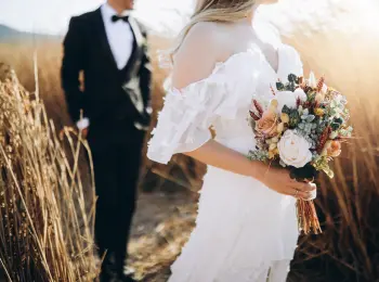 frisch verheiratetes Paar im Feld