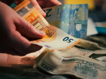 Geld wird auf einen Haufen gelegt