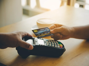 Kreditkarte wird auch Kreditkartenlesegerät gehalten