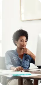 Frau am Schreibtisch