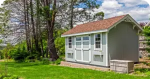 Hübsches Gartenhaus im Garten