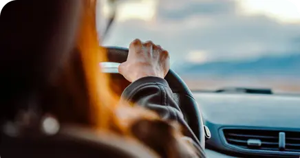 Frau fährt Auto