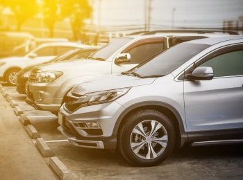 Autos auf einem Parkplatz