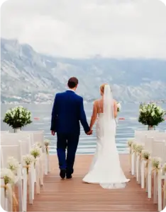 Hochzeitspaar auf dem Weg zum Altar