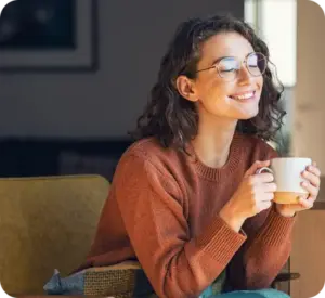 Frau trinkt glücklich Kaffee