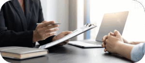 Umschuldung - ein Beratungsgespräch mit 2 Personen am Tisch