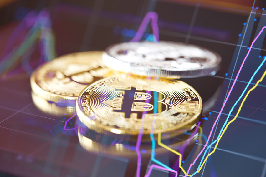 Kryptowährungen - Potenzial und Risiken; Bitcoin-Münzen mit Kursverläufen im HIntergrund