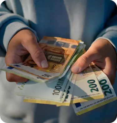 Mann mit Geld in Händen