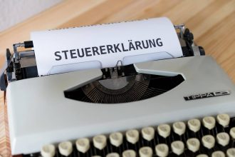 Steuererkärung 2020, Wort "Steuererklärung" auf Blatt geschrieben, dass sich in Schreibmaschine befindet