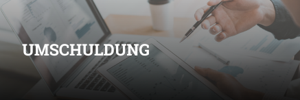 Zwei Menschen vor Laptop und Tablet schauen auf Finanzdiagramme