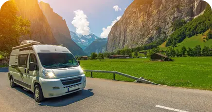 Wohnmobil fährt durch schöne Landschaft